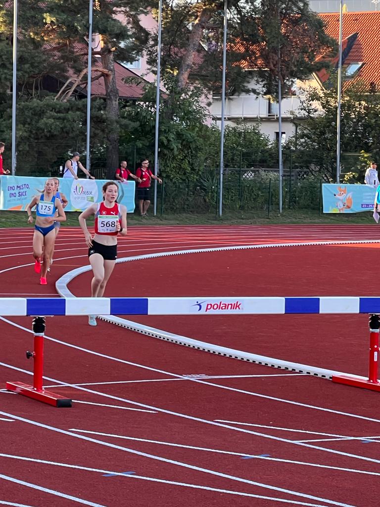 Die LCS-lerin Amaja Rahm lief beherzt über die anforderungsreichen 2000 m Steeple und wurde trotz Rempeleien und zu hohem Anfangstempo gute 13.