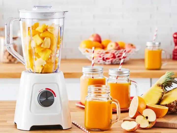 utilisation blender smoothie blender smoothie blanc avec des morceaux de mangue a l'intérieur