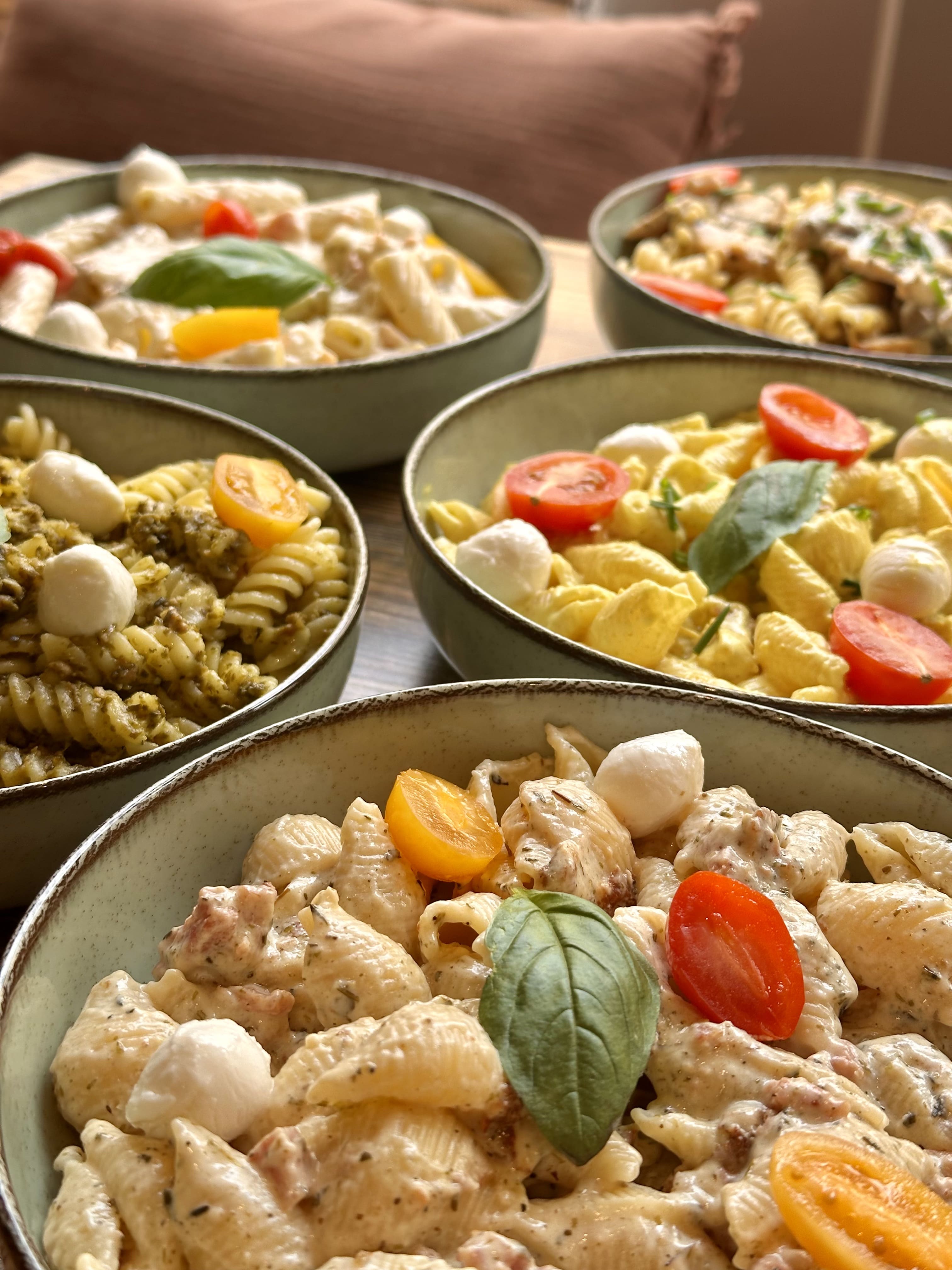 Assiettes de pâtes colorées, un zoom des plats du bar à pâtes le 16 Thiers
