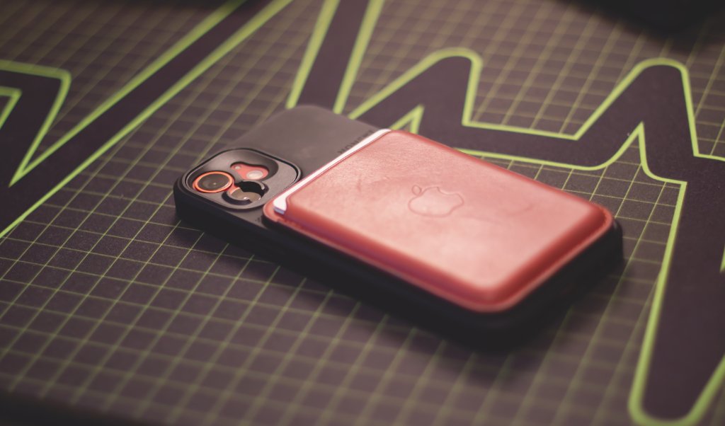 Moment MagSafe Compatible iPhone 12 Thin Case Review - Leaf&Core