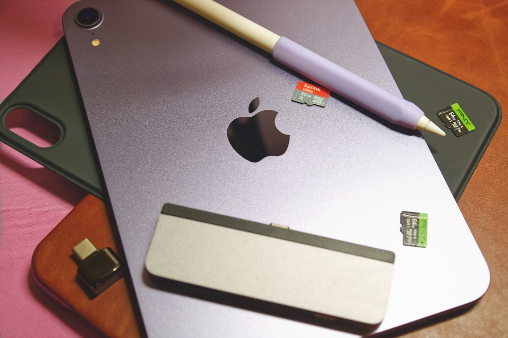 An iPad mini, Apple Pencil, USB-C docks and adapters, and micro SD cards.