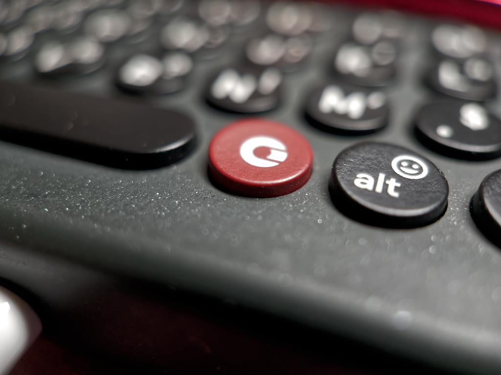 Clicks Keyboard for Razr Review: A Bygone Era Returned, Poorly