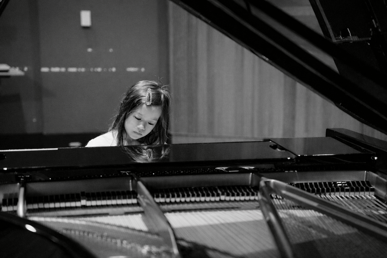 Léanore Gillet performing piano in recital – Prelude album cover