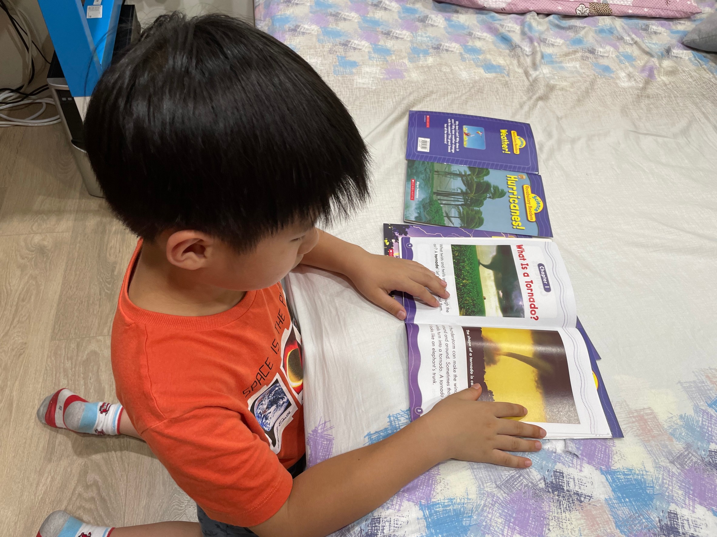 閒暇之時，媽媽會給孩子閱讀英文書本，認識更多單字