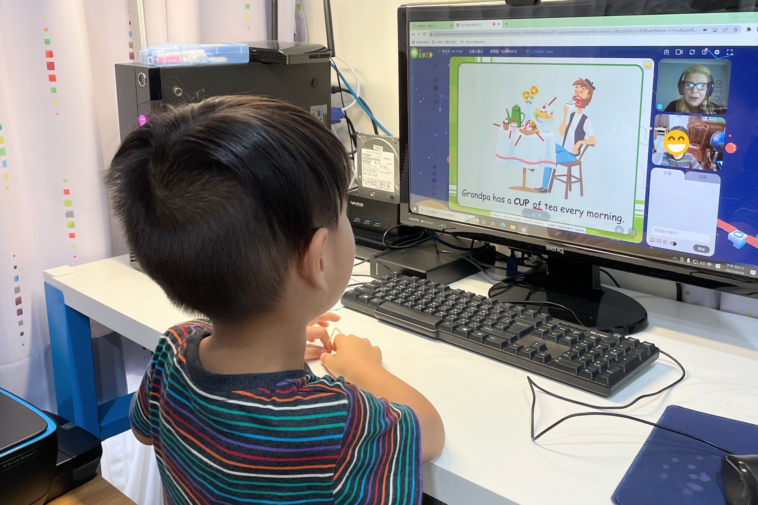 也太專注了！Chris 感覺一分一秒都不想浪費上課時間