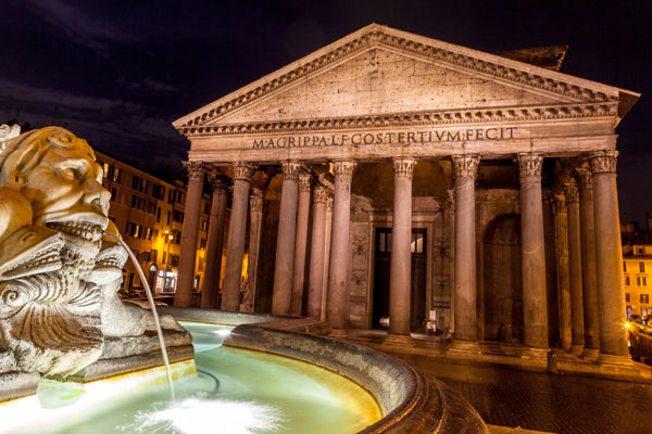 An image of the Pantheon at night, in Rome, Italy