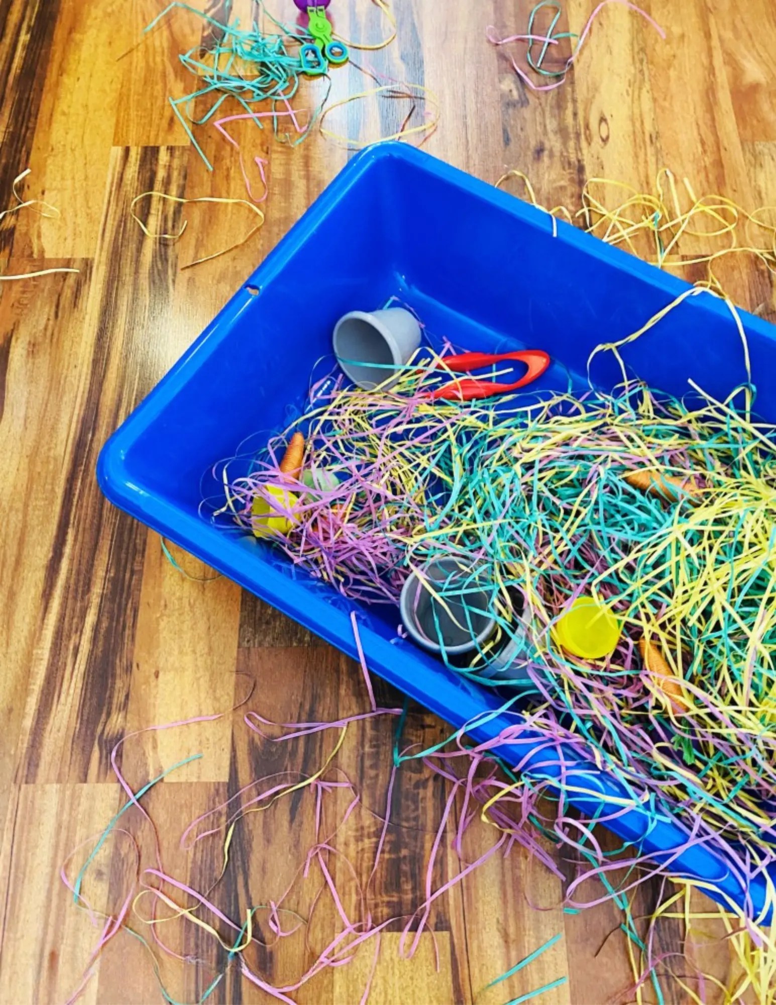 messy but simple to clean easter grass sensory bin