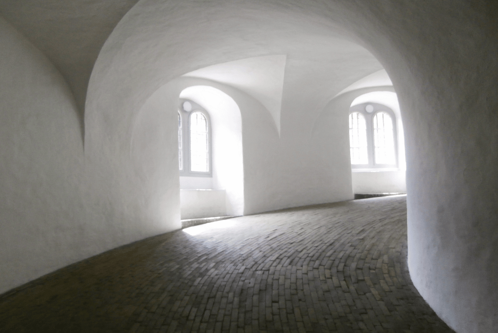 Interior view of the Rundetaarn’s white-walled spiral ramp, a unique architectural feature leading to the observatory.