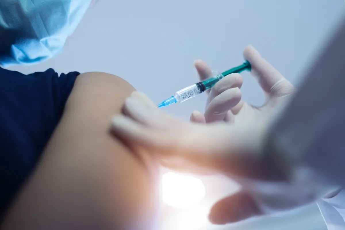 Quels sont les vaccins ou traitements à prévoir ?
