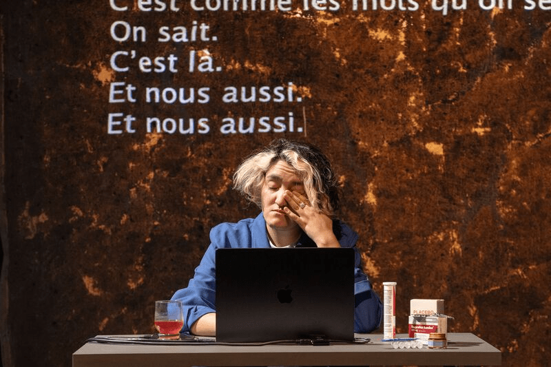 “EXHIBIT-A”, UNE TENTATIVE EXPERIMENTALE QUI FINIT PAR TOURNER EN ROND…