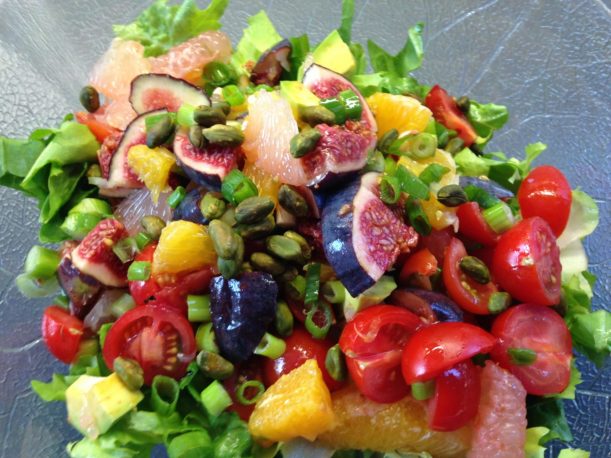 Bunter Herbstsalat aus Endivien und Radicchio mit Grapefruit, Orangen, Avocado, Feigen und Pistazien