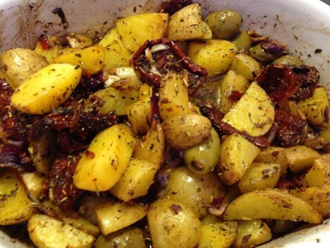 Ofenkartoffel mit Mandeloiven und getrockneten Tomaten