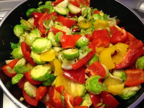 Gebratener Rosenkohl und Paprika mit Scharlotten und Ingwer in Chili Dressing