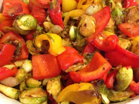 Gebratener Rosenkohl und Paprika mit Scharlotten und Ingwer in Chili Dressing