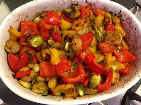 Gebratener Rosenkohl und Paprika mit Scharlotten und Ingwer in Chili Dressing