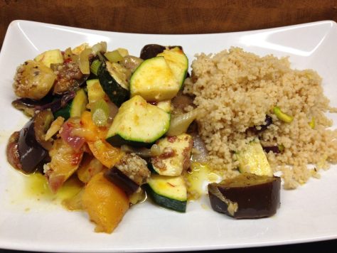 Fenchel Auberginen Zucchini Gratin mit Aprikosen, Mandelkruste und Zitronen Couscous