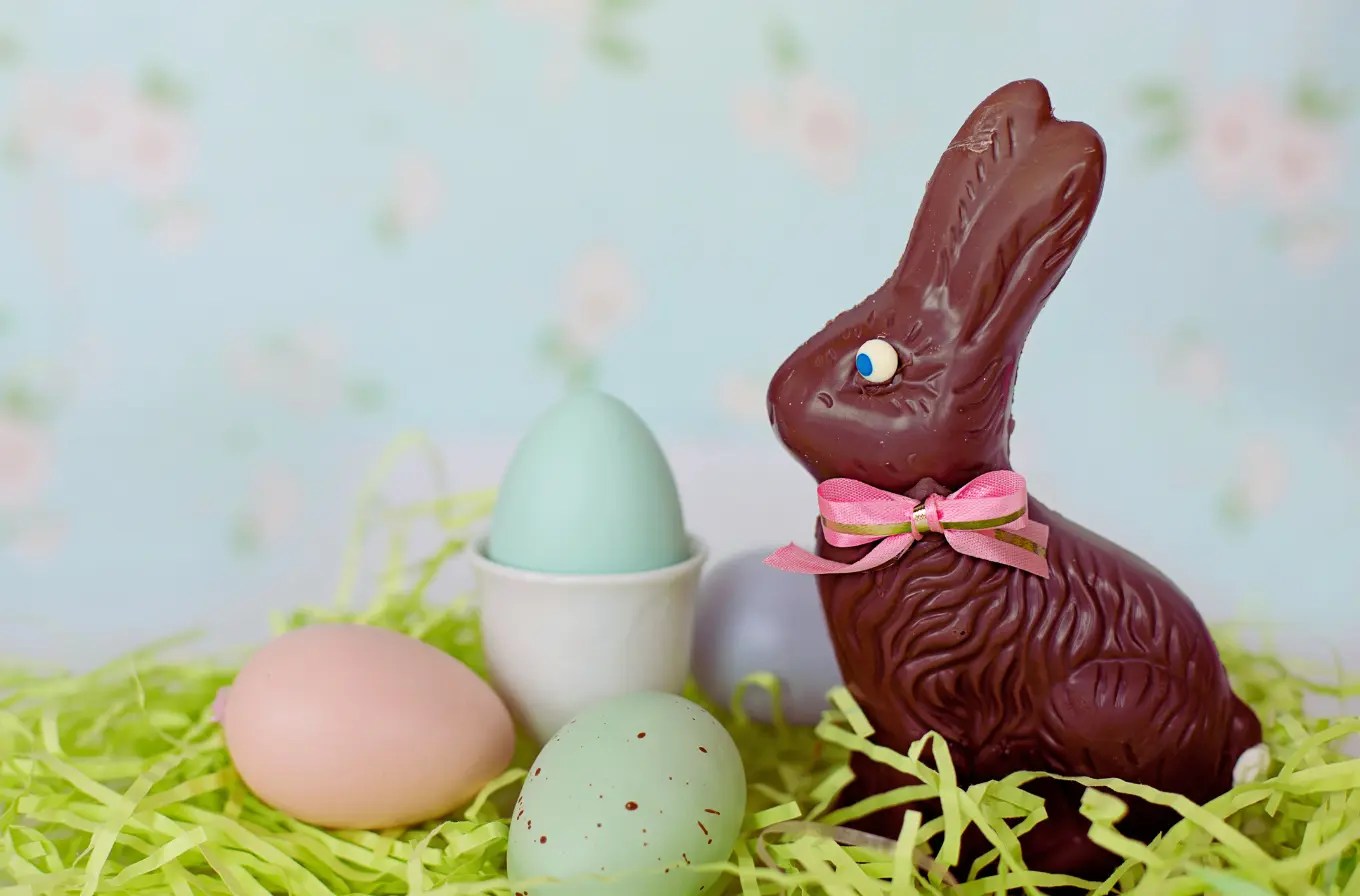 Lapin de Pâques en chocolat avec des œufs colorés.