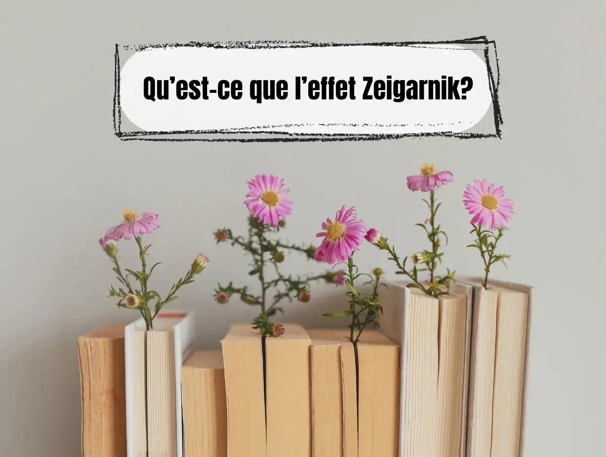 Des fleurs roses qui poussent entre les pages de plusieurs livres alignés, surmontés d'un encadré au style dessiné à la main contenant le texte « Qu'est-ce que l'effet Zeigarnik? »