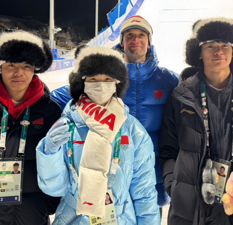 Sam Hulbert (back) with his three athletes in front of the Cortina Olympic snowboard and ski slope. From left: Yang Wenlong, Zhang Xiaonan, Ge Chenyu.