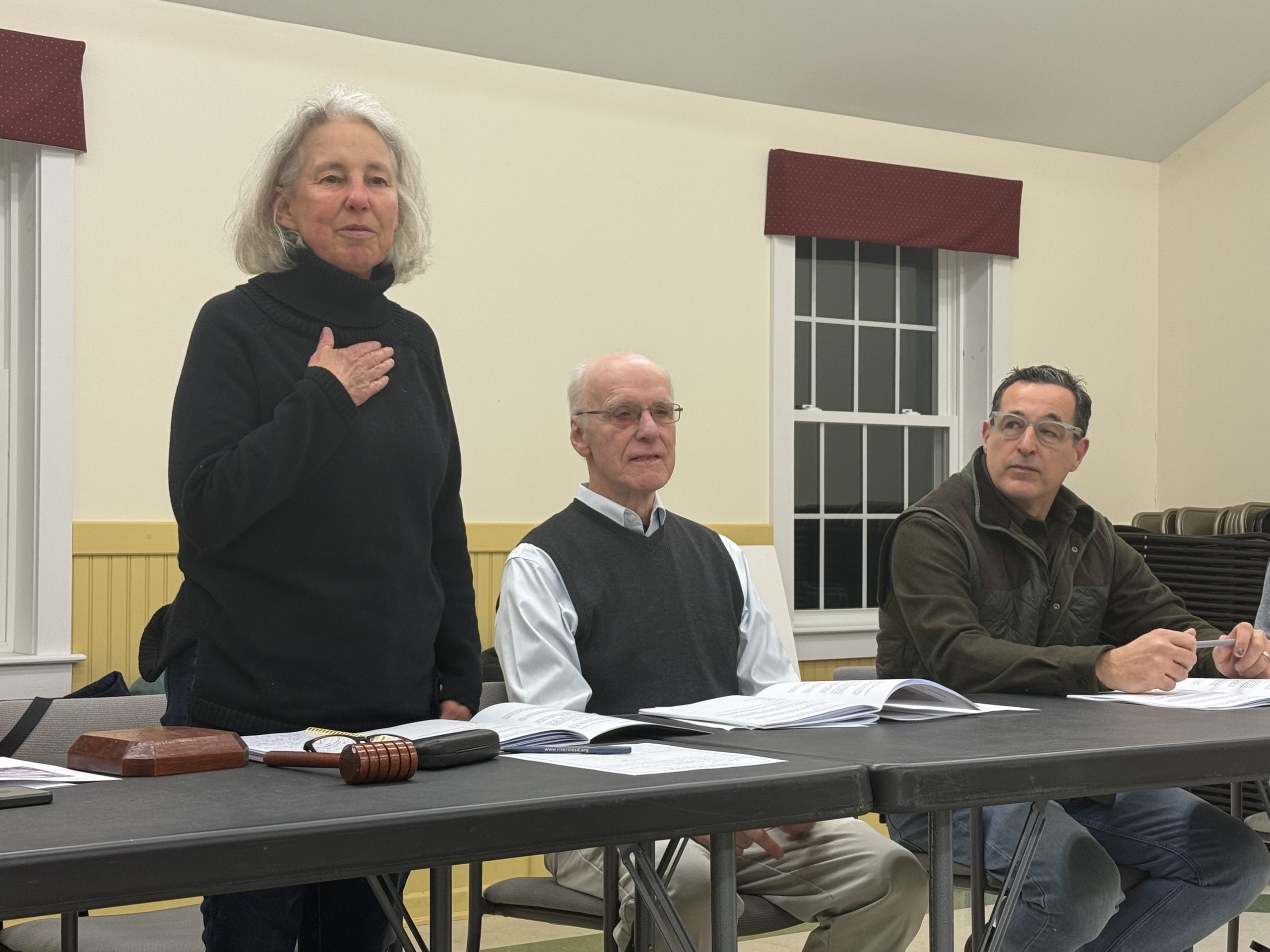 Moderator Beth Fernald welcomes voters to Town Meeting, while Select Board members Rich Dufresne and Jonathan Shomody look on. ASHLEY SAARI / Ledger-Transcript