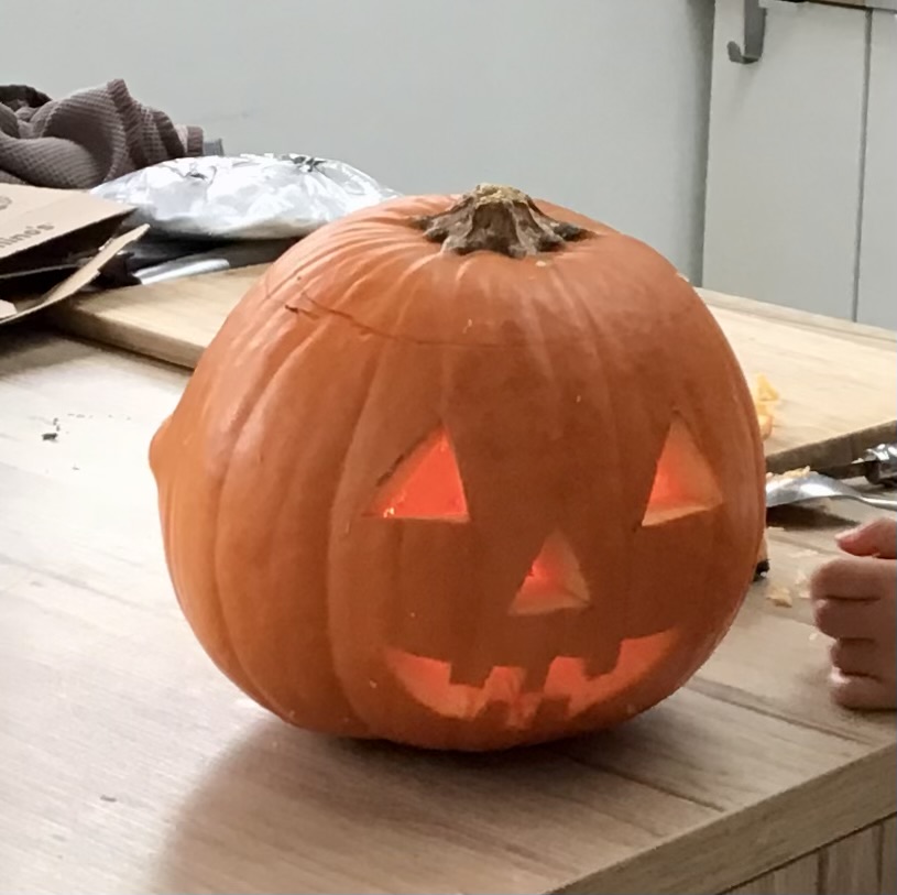 citrouille creusé pour Halloween en forme de montre avec une bougie à l'intérieur