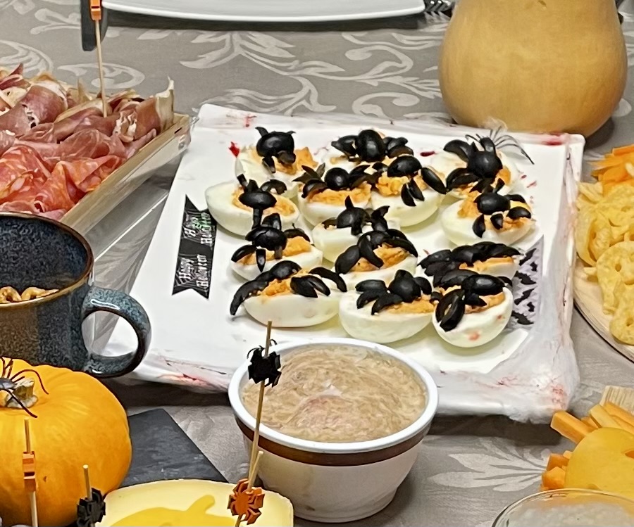 Œufs mimosa araignées aux olives noires pour Halloween
