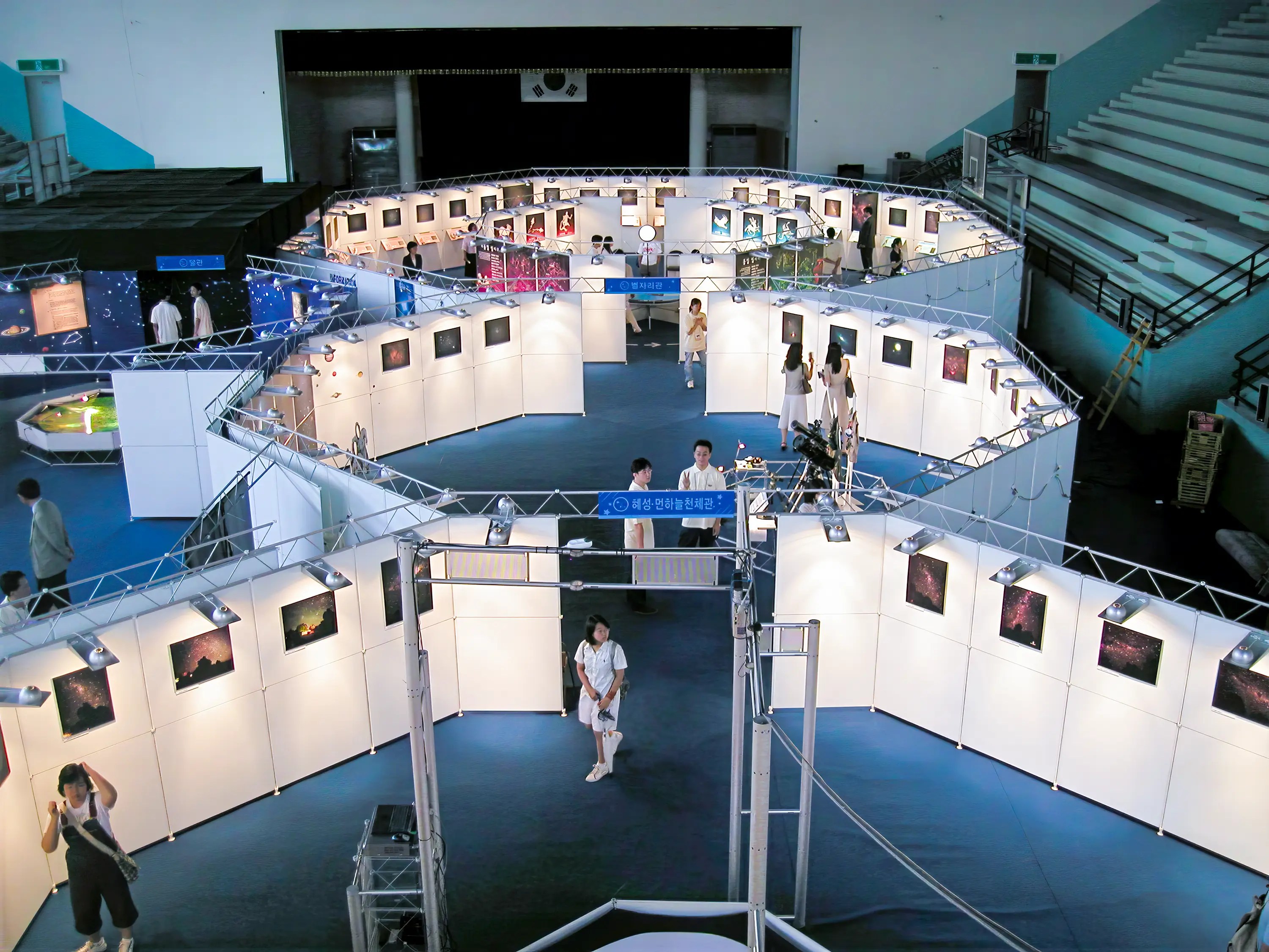 Modulares Wandsystem für Messen, Ausstellungen und Präsentationen