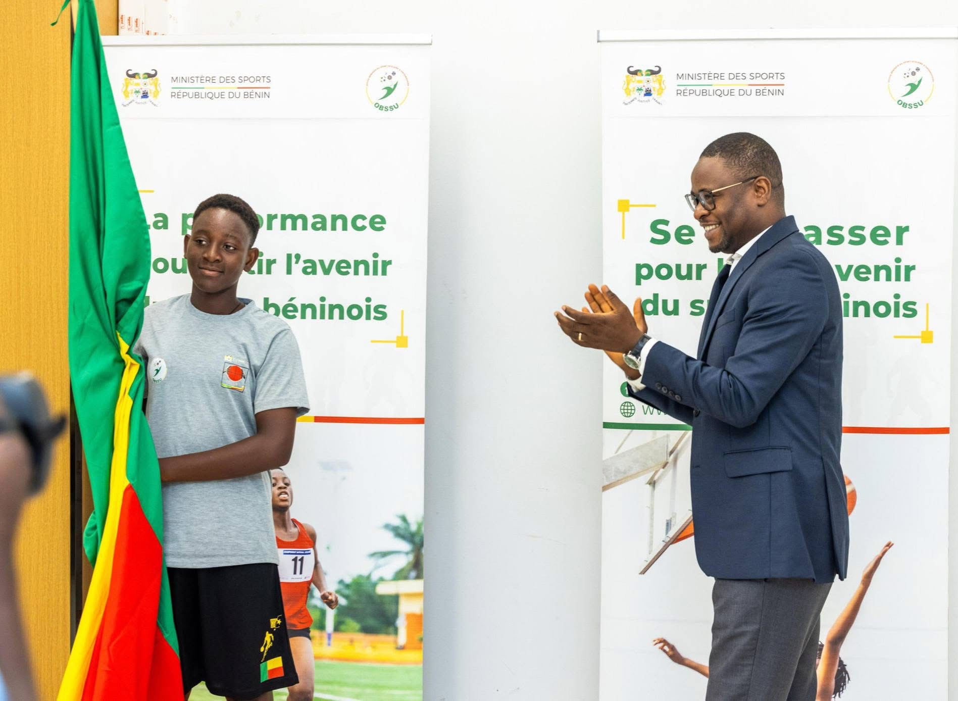 Benoit Dato remet le drapeau national aux Athletes