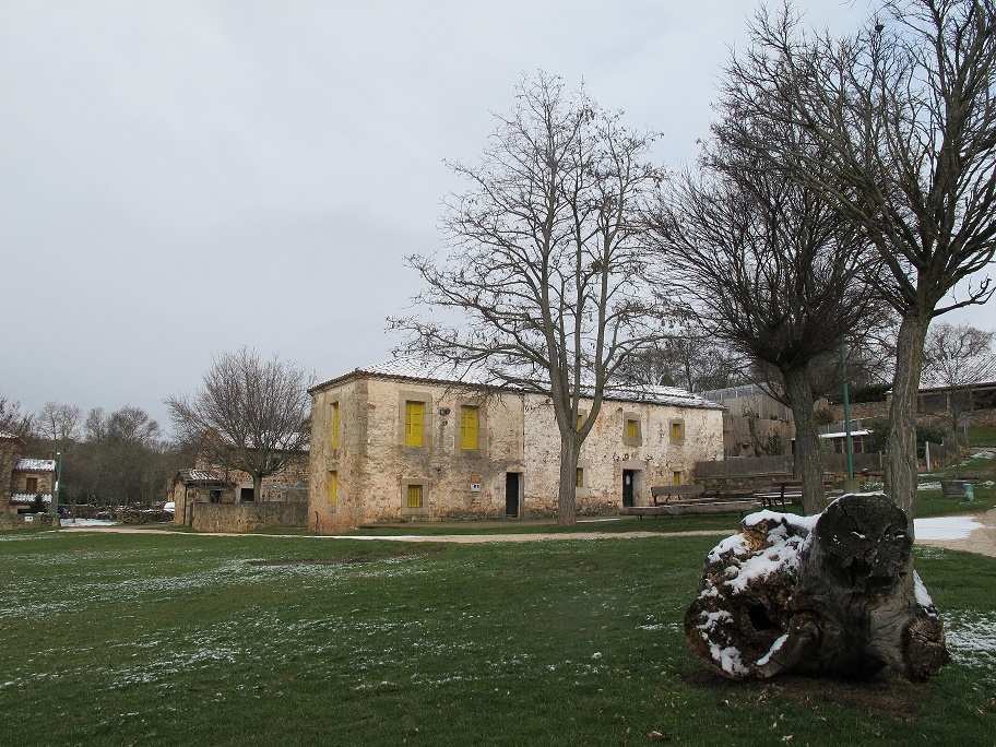 Old school building (Espejo de tera)