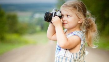 Kostenlose Bilder finden girl with blonde hair and wearing blue and white plaid dress and capturing picture during daytime