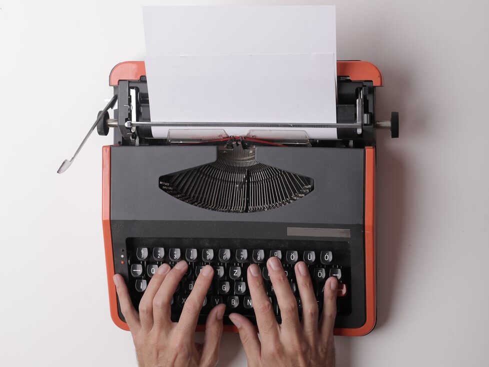 writer working on typewriter in office
Materialgestütztes Schreiben oder Aufgabenart IV für ZP 10 oder Abitur sind gut umzusetzen.