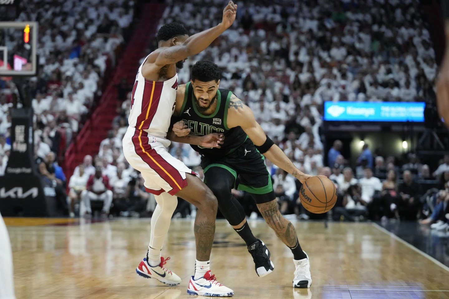 sur Le Roster. | La défense de Boston a étouffé Miami lors du Game 3 Jayson Tatum et compagnie n'ont pas hésité à jouer au corps à corps. Crédit : Alfredo Lee - AP Photo