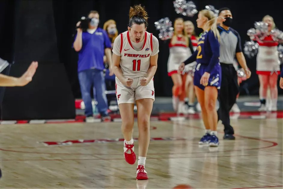 sur Le Roster. | Interview Lou Lopez Sénéchal : "J'aimerais avoir plus d'expérience en WNBA" Lou Lopez Sénéchal sous le maillot de Fairfield.