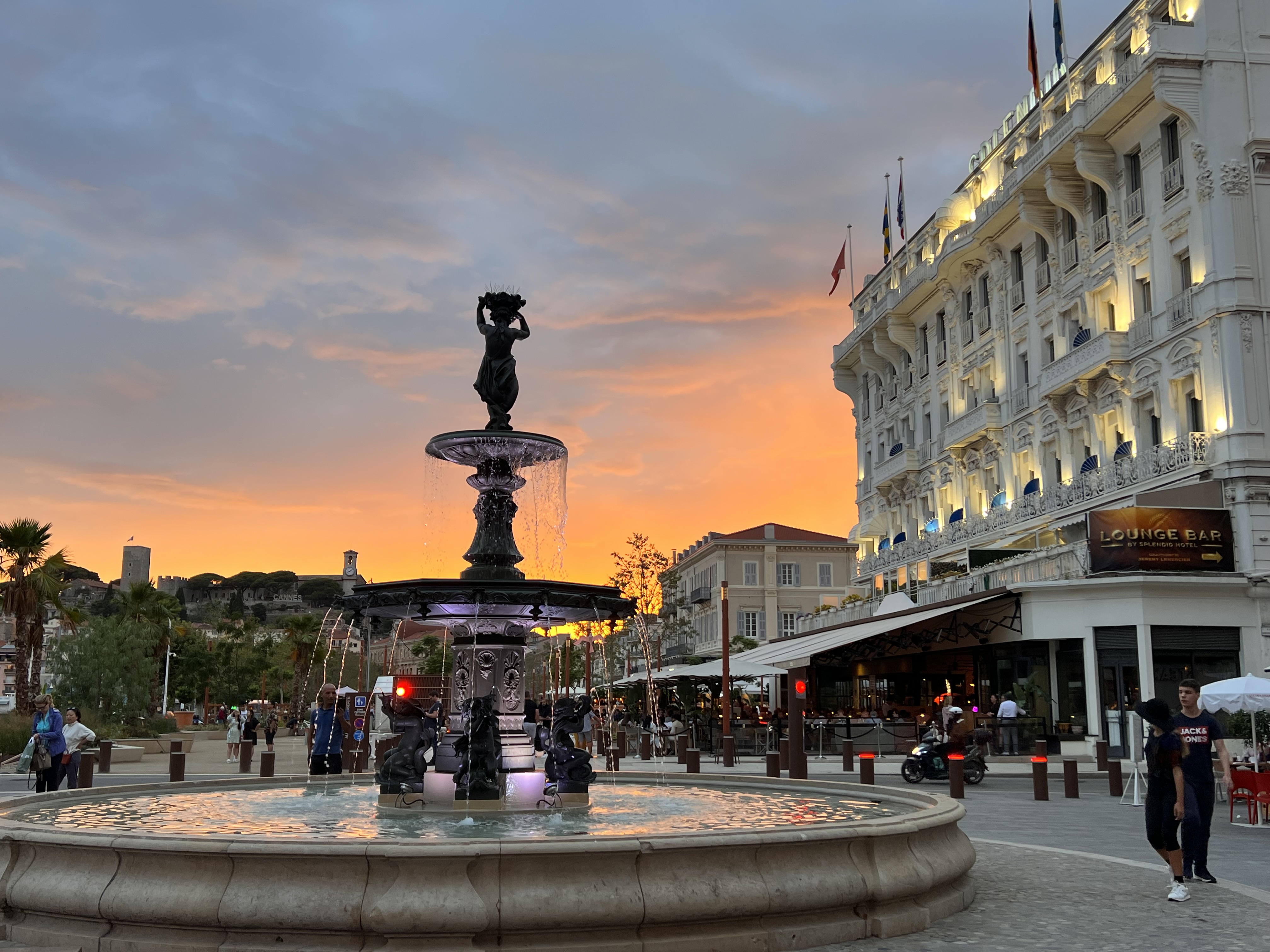 Vos vacances ou congrès à Cannes : le confort au cœur du centre-ville - Location Saisonnière Cannes Centre- Vacances - Voyages d’affaires - Airbnb - Booking | Les Arènes - Cannes Cannes - Place du Génarale de Gaulle - appartement Les Arènes - Cannes