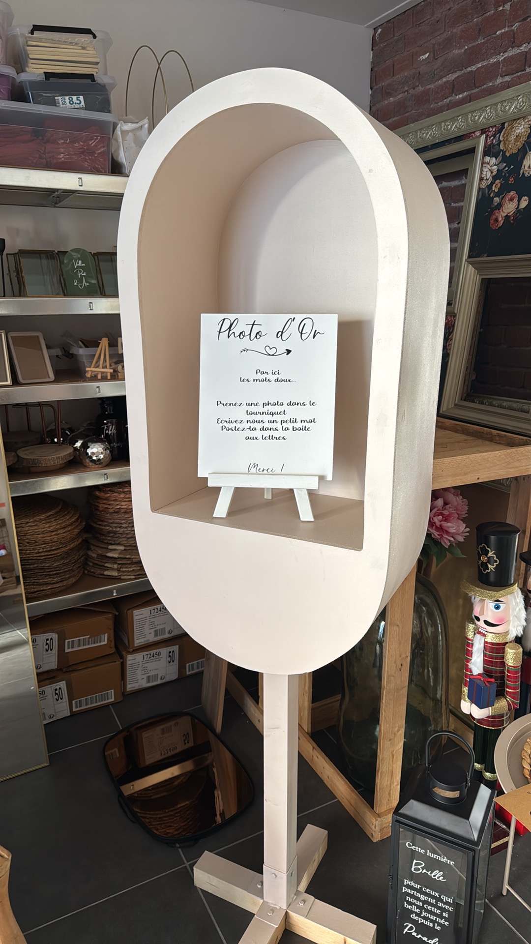 Cabine téléphonique beige