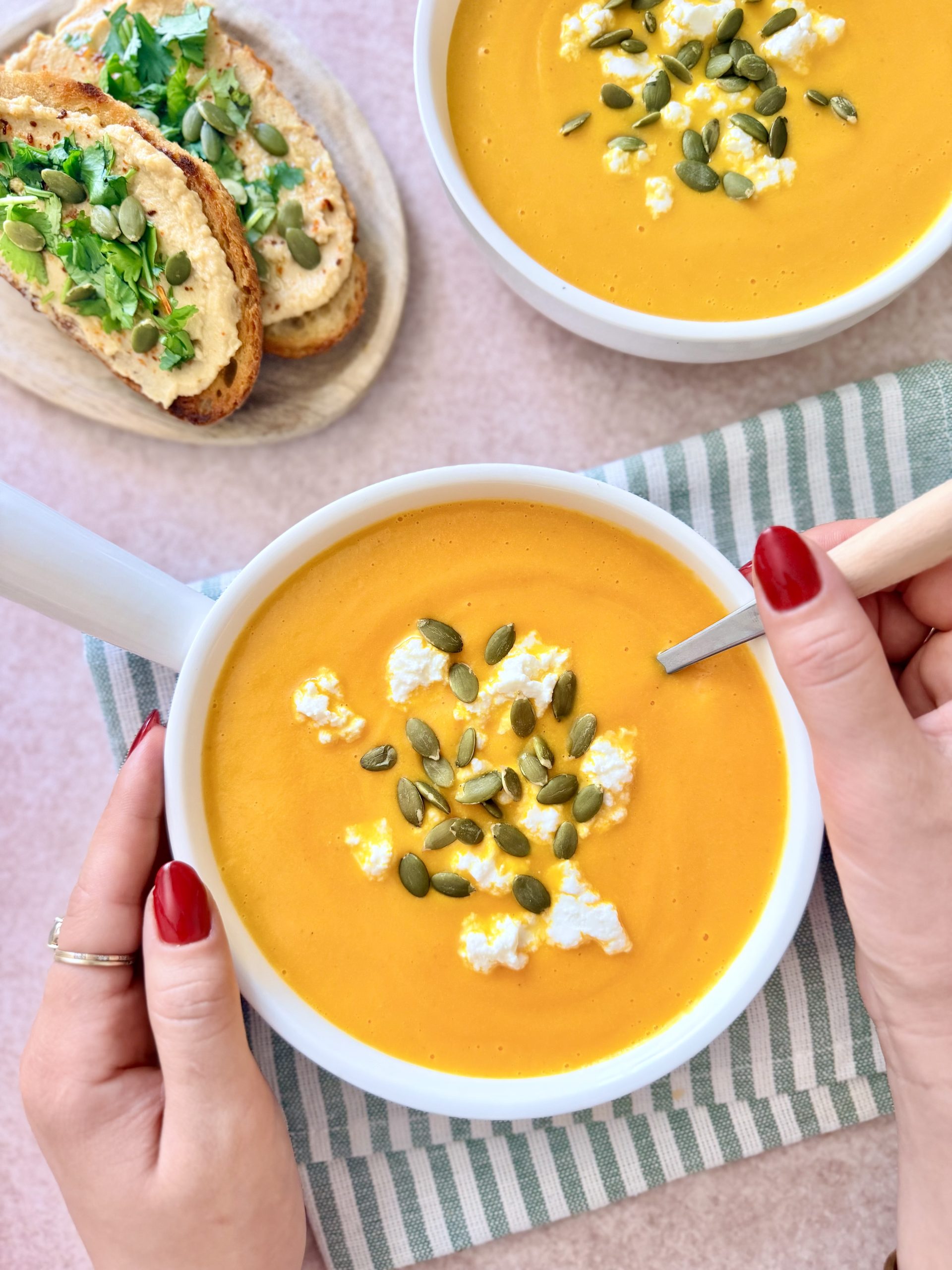 Velouté de Carottes au Cumin & Chèvre Frais et ses Tartines au Houmous