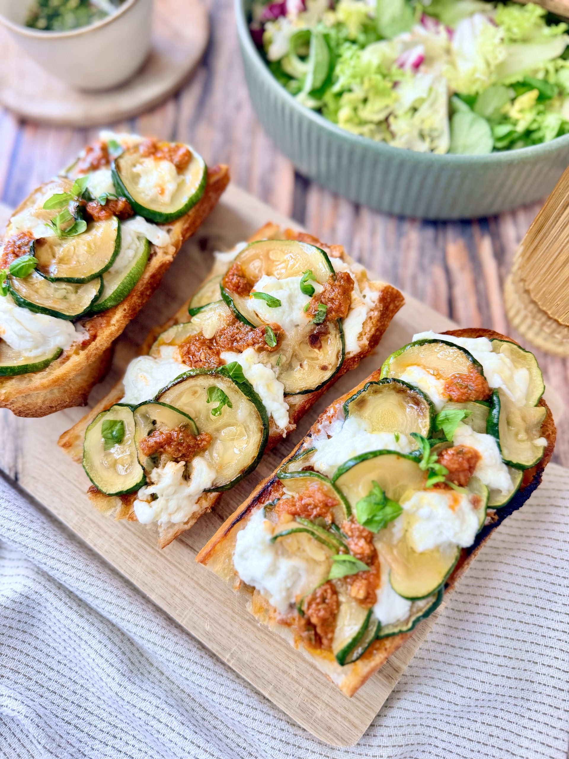 Tartines au pain à l'ail, courgettes grillées et mozzarella di bufala