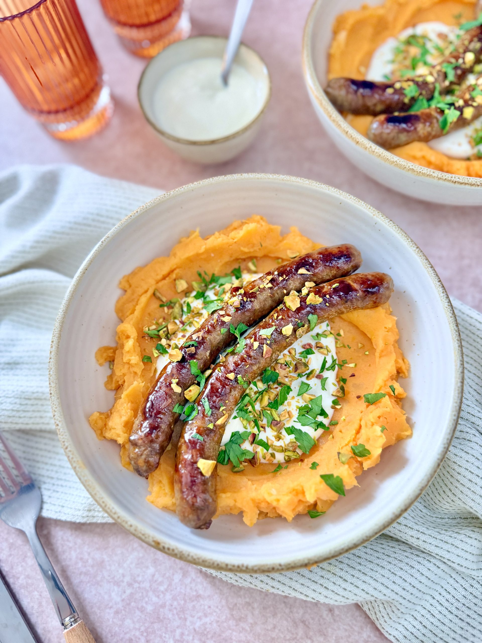 Écrasé de patate douce, merguez grillées & sauce yaourt-tahini