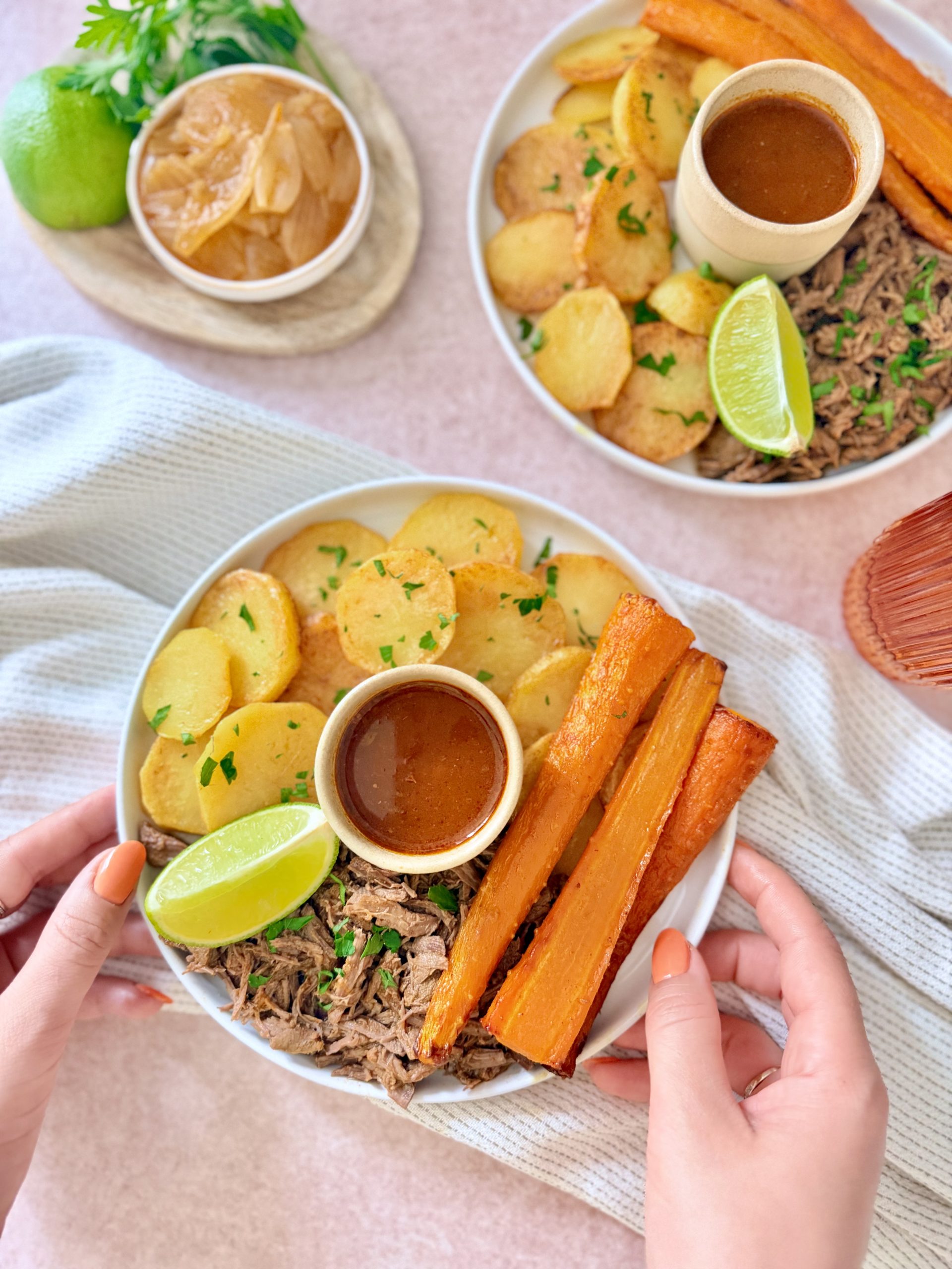 Effiloché de Bœuf Birria, Pommes de Terre Sautées & Carottes Rôties