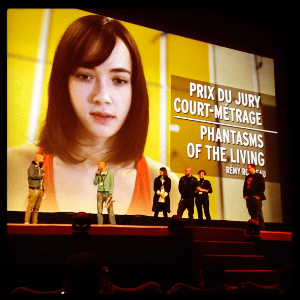 Sur scène, le Jury et au micro le réalisateur Jean Sébastien Bernard [et un bug sur l'écran] © FredMJG