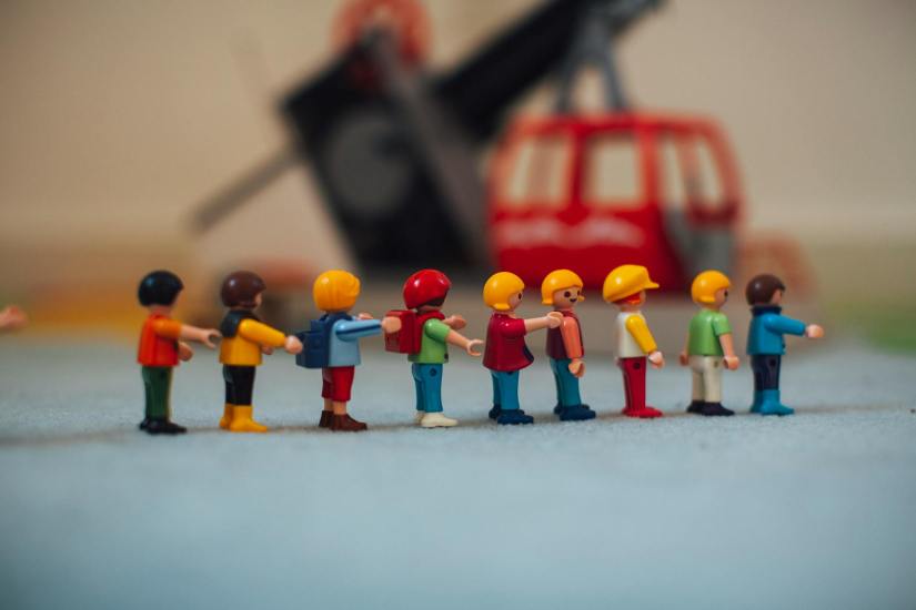 Forming a line of mini toys in speech teletherapy