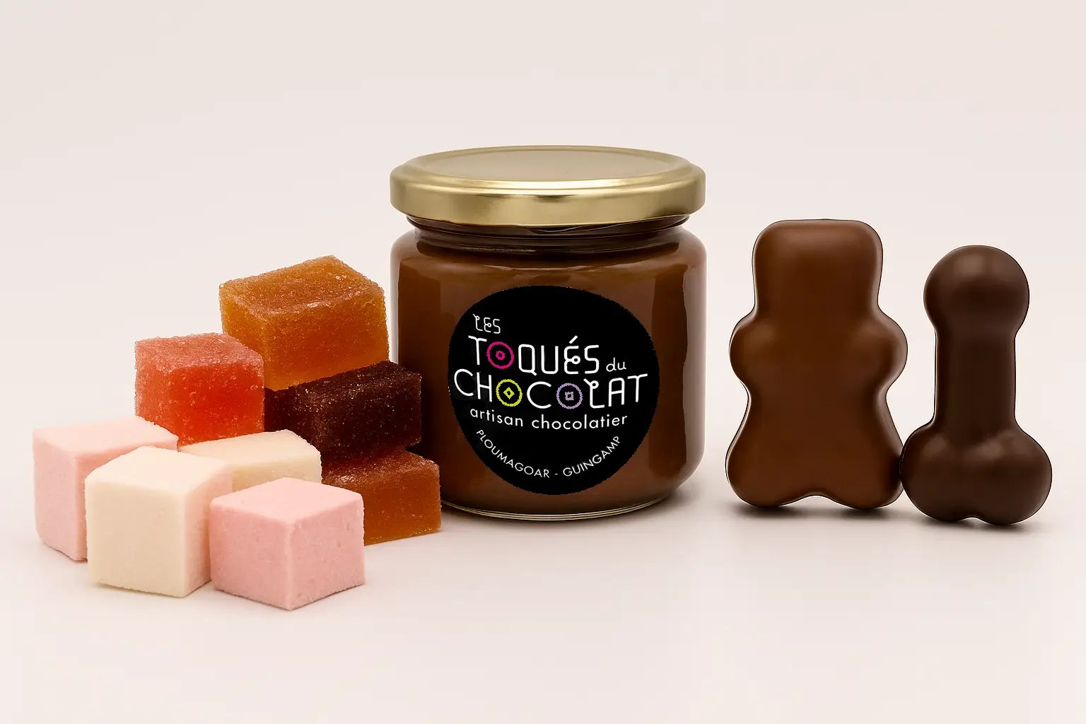Assortiment de confiseries artisanales des Toqués du Chocolat : guimauves, pâtes de fruits, chocolat en forme d'ourson et pot à tartiner