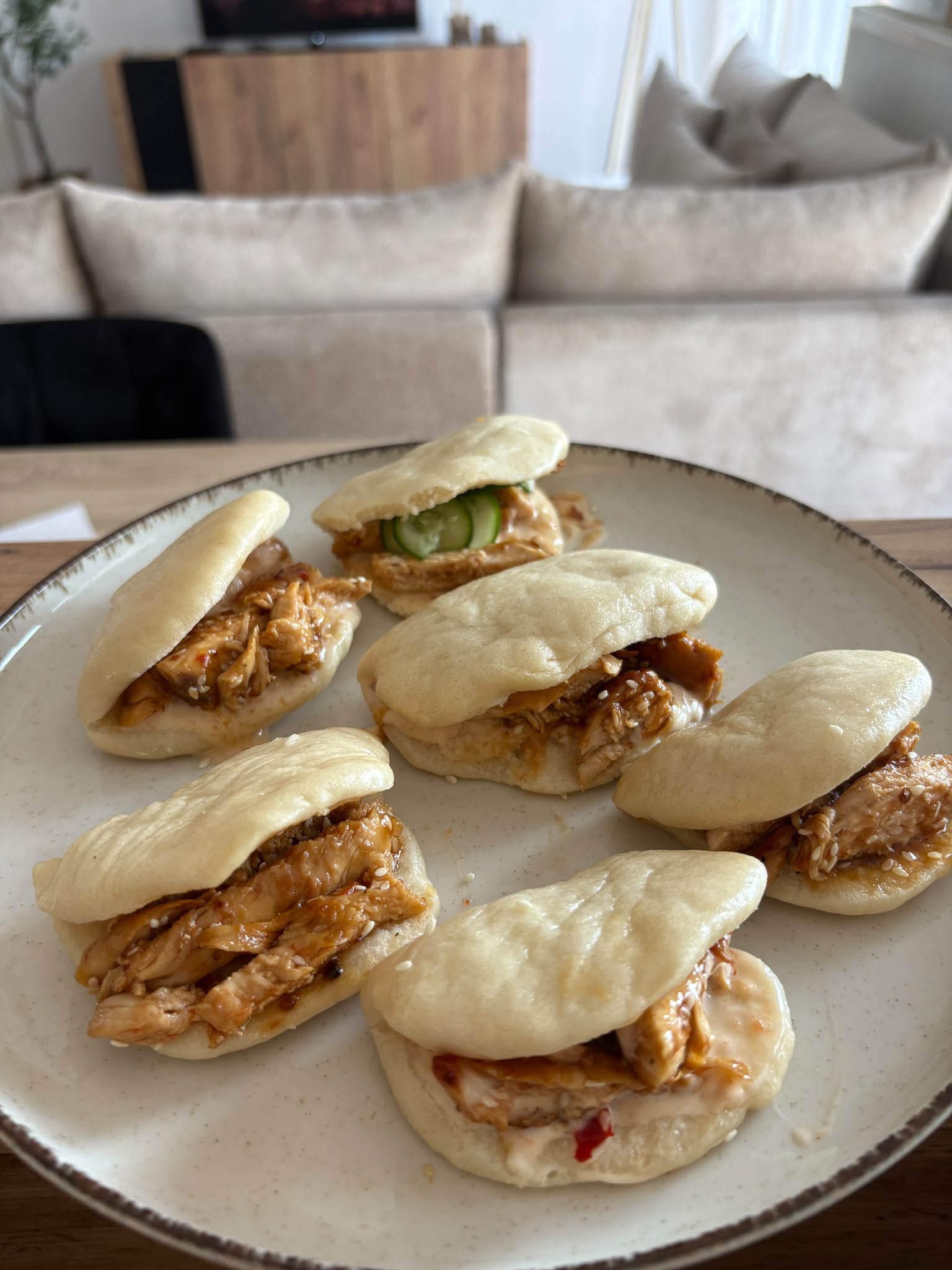 Bao Buns mit glasiertem Hähnchen
