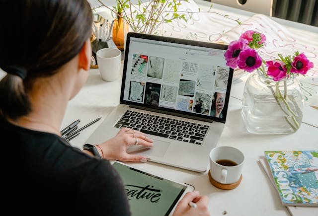 5 Smart Ways on How to Use AI to Create Digital Products