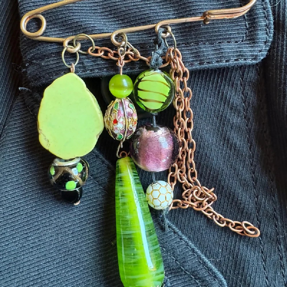 Glorious green kilt pin brooch