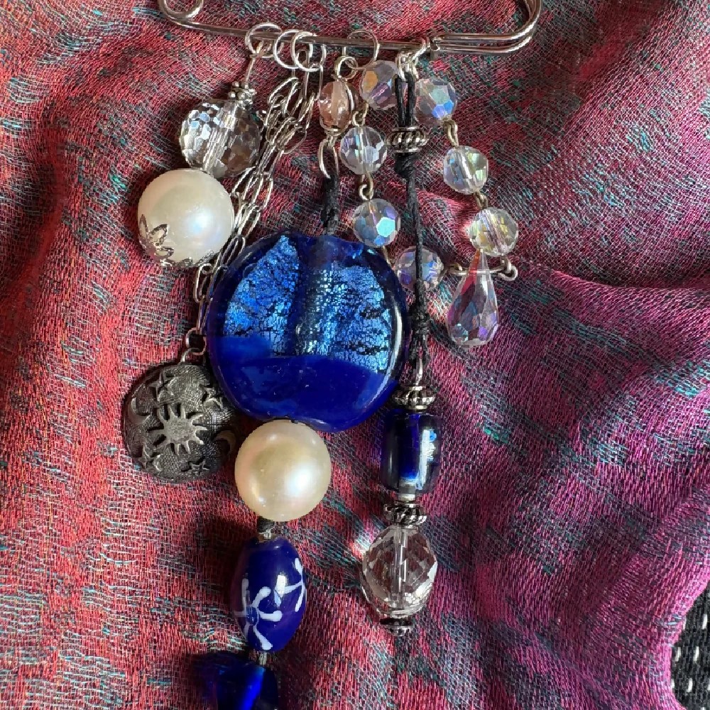 Beautiful blue, pearl and crystal kilt pin brooch