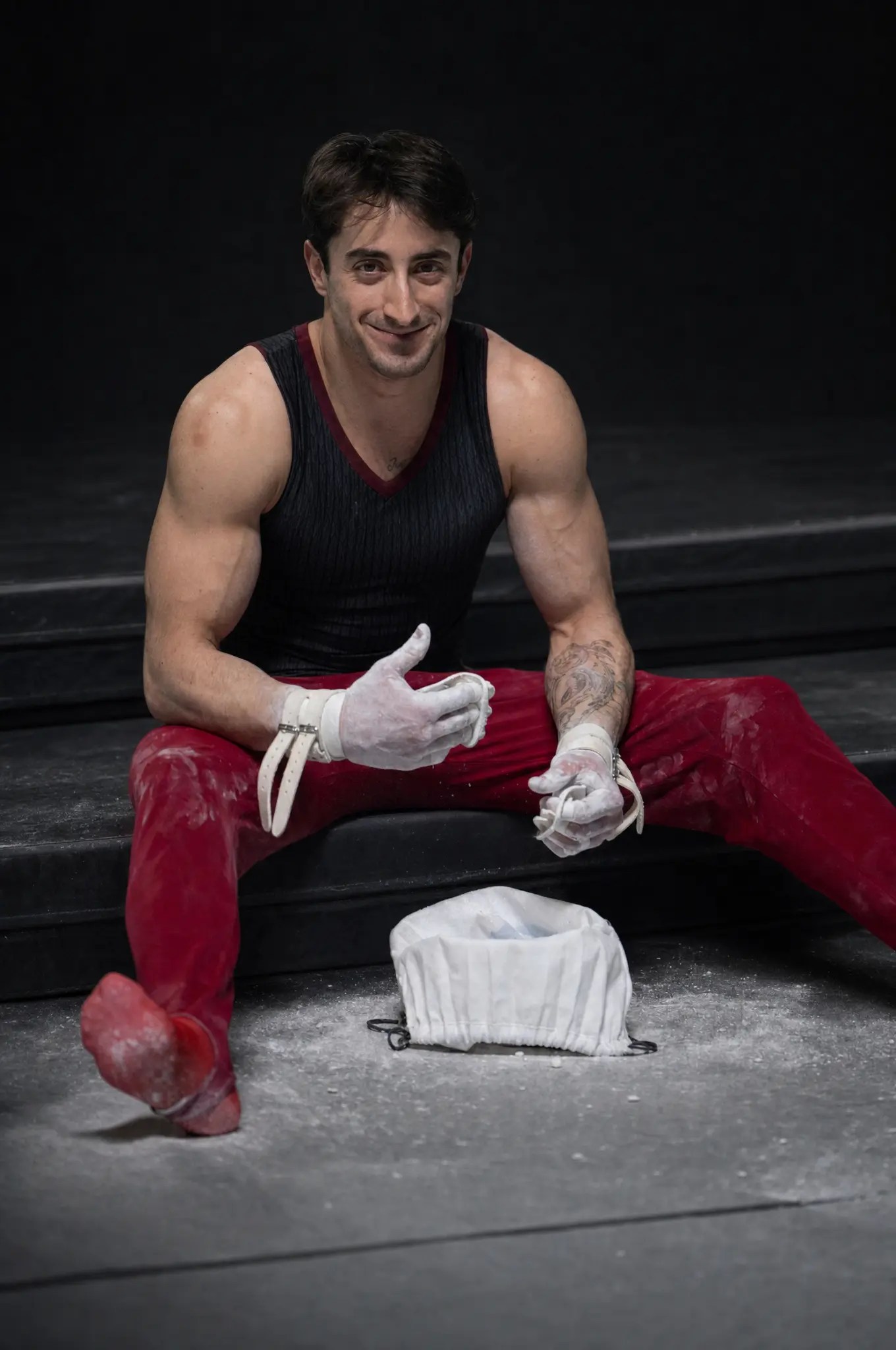 Matteo Levantesi en fase de preparación antes de su rutina en la barra con calleras Levantesi