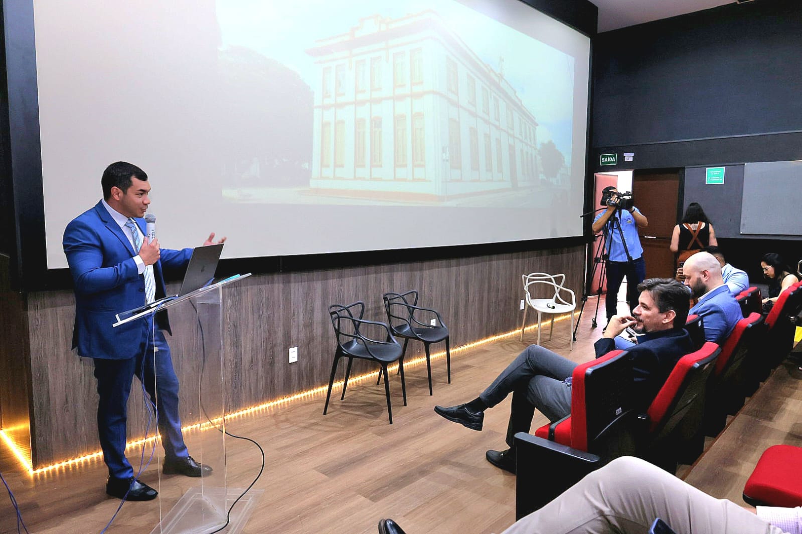 Vereador Levi Oliveira prestigia palestra sobre o uso da Inteligência Artificial na administração pública