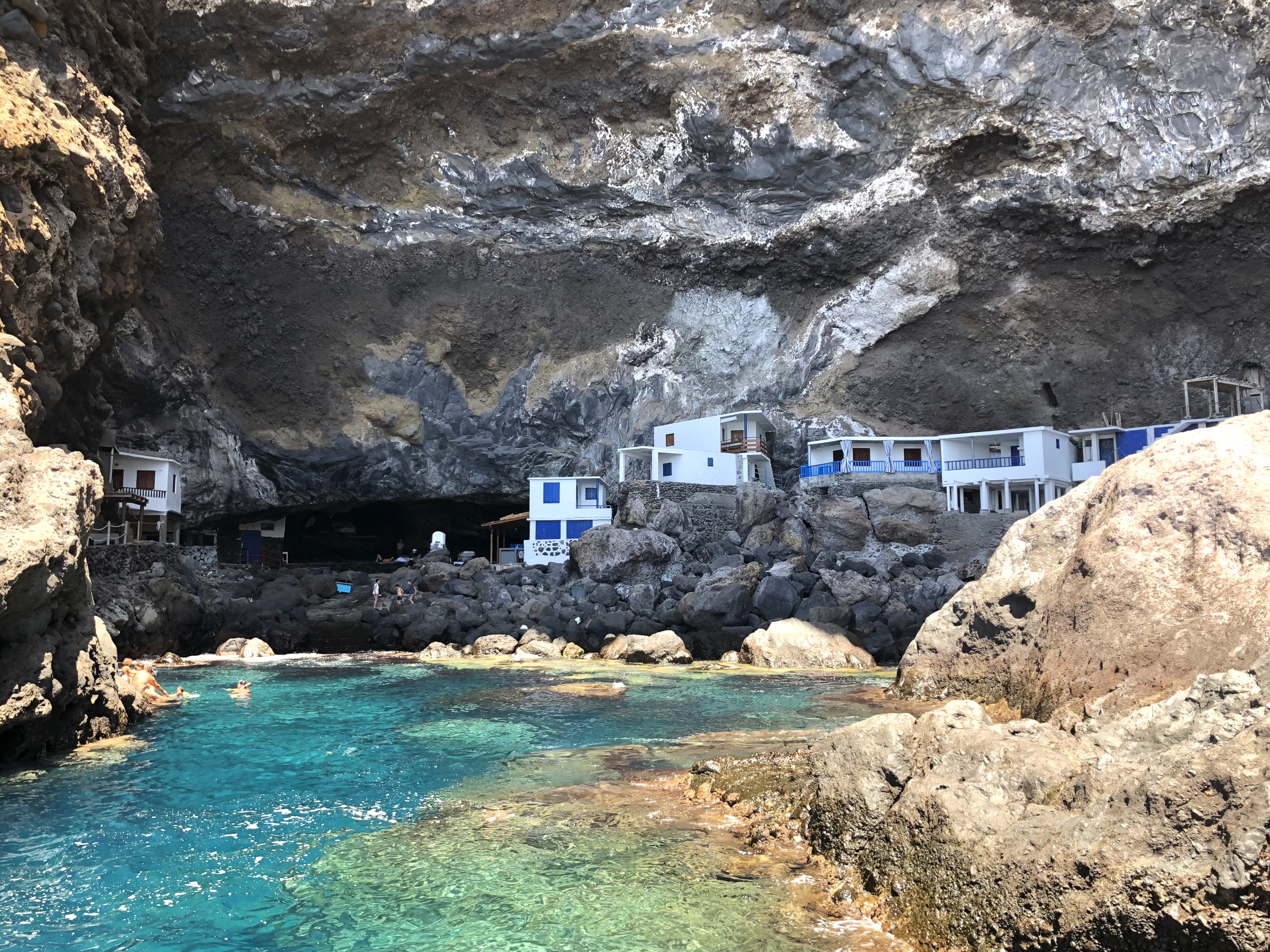 cueva y playa de porís de candelaria en la isla de la palma, islas canarias
