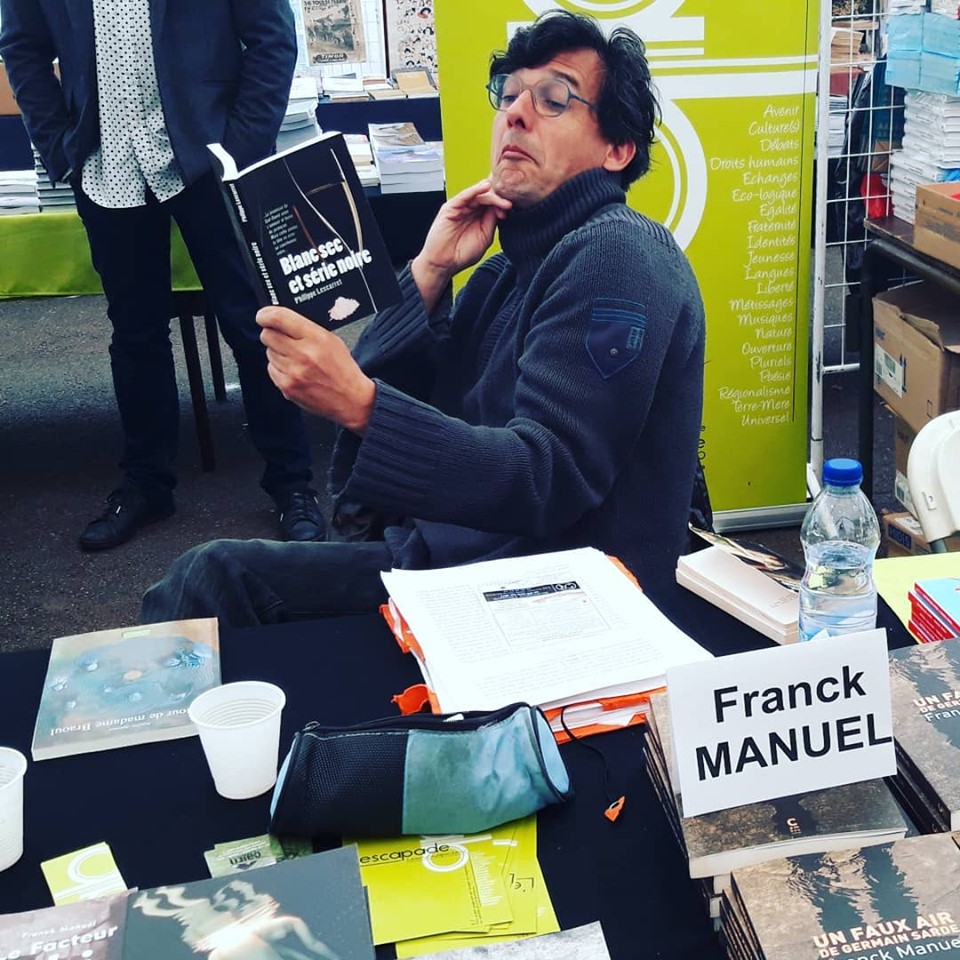 Photo de Philippe Lescarret : entre deux corrections et quatre dédicaces, Franck Manuel prend la pose